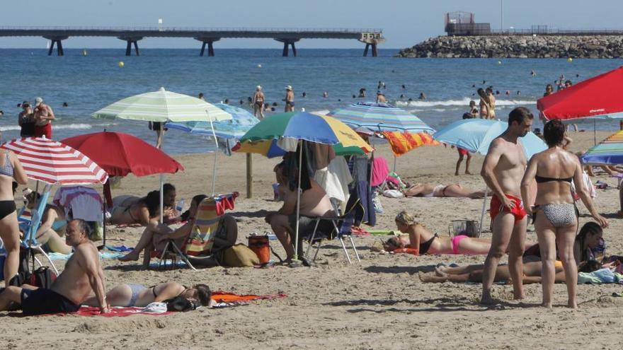 Imagen de principios de verano en el playa del Port de Sagunt