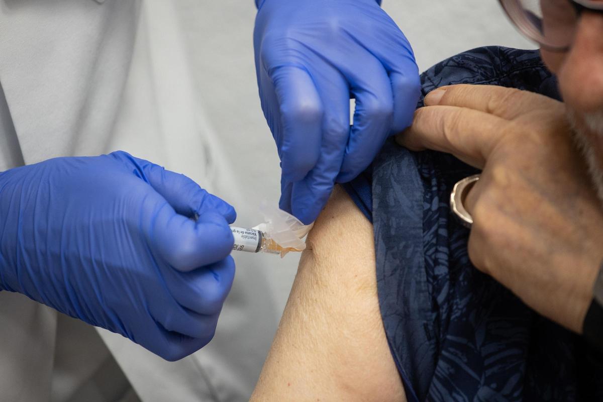 Una mujer se vacuna contra la gripe.