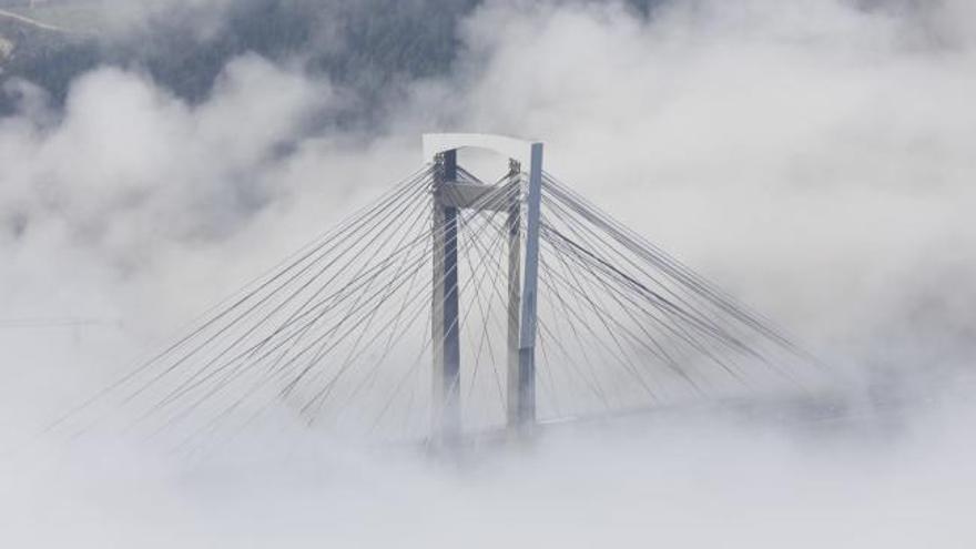 La nieba hace "desaparecer" el puente de Rande