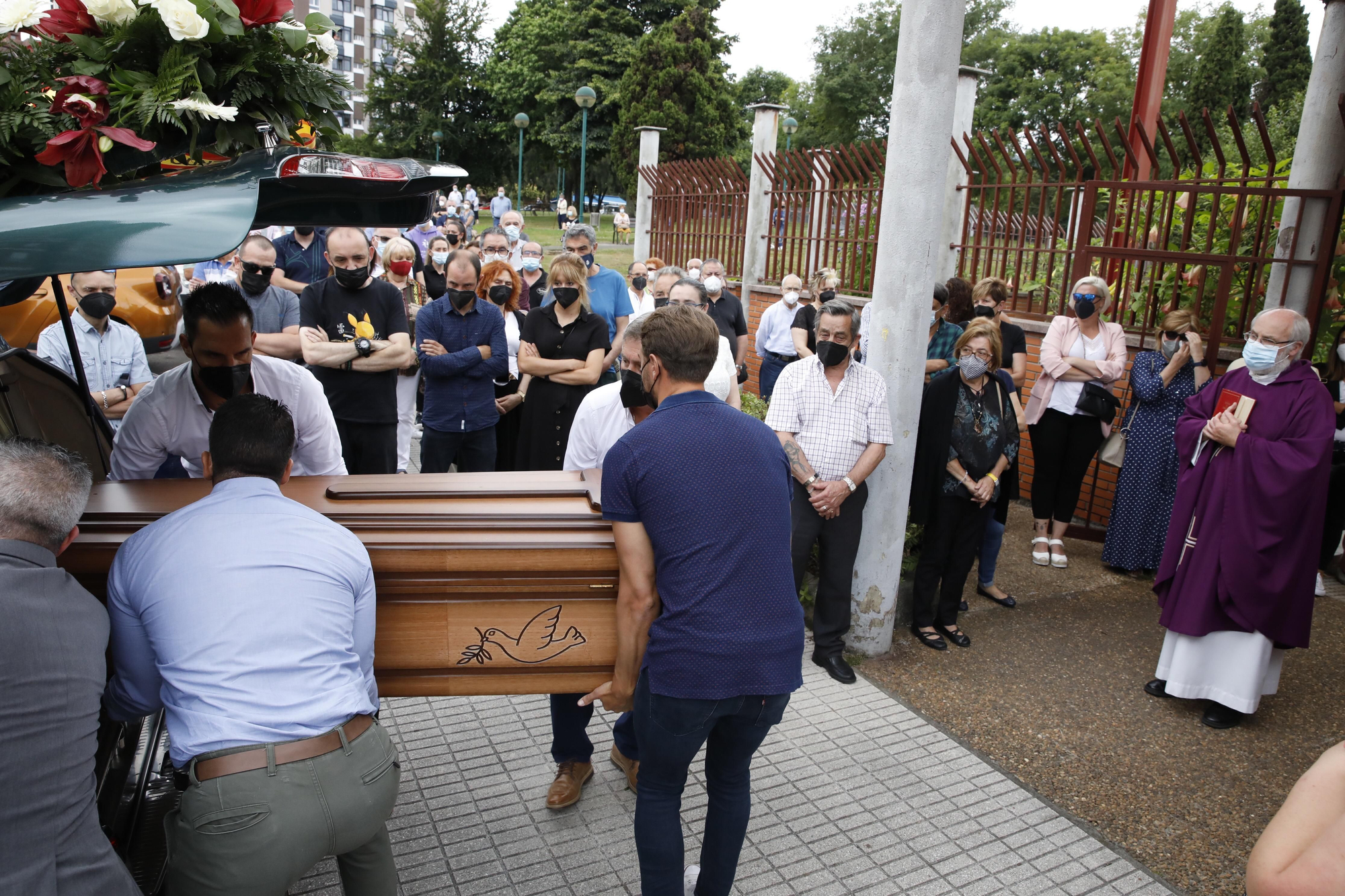 Una pasarela de guardias civiles despide a Eladio Currás, el compañero jubilado fallecido en un incendio en Gijón