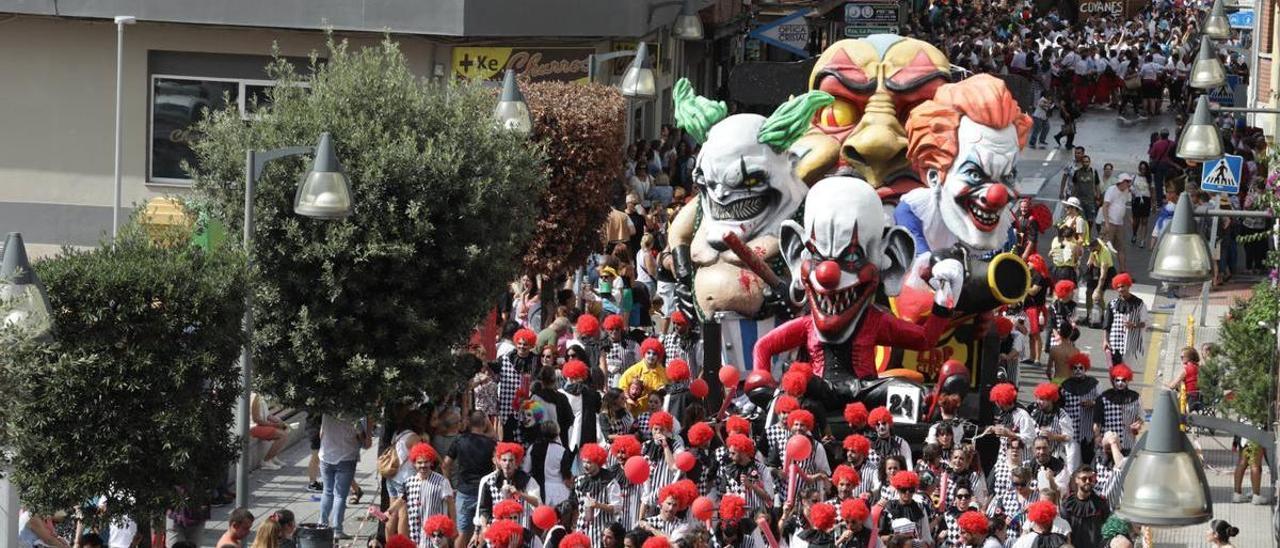 Desfile del Descenso por las calles de Pola de Laviana.