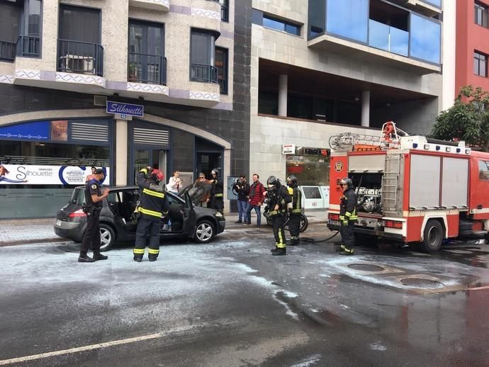 Arde un coche en la calle Venegas.