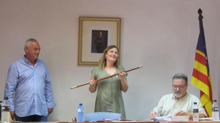 La nueva alcaldesa de Campanet, Rosa Maria Bestard, recogiendo la vara municipal