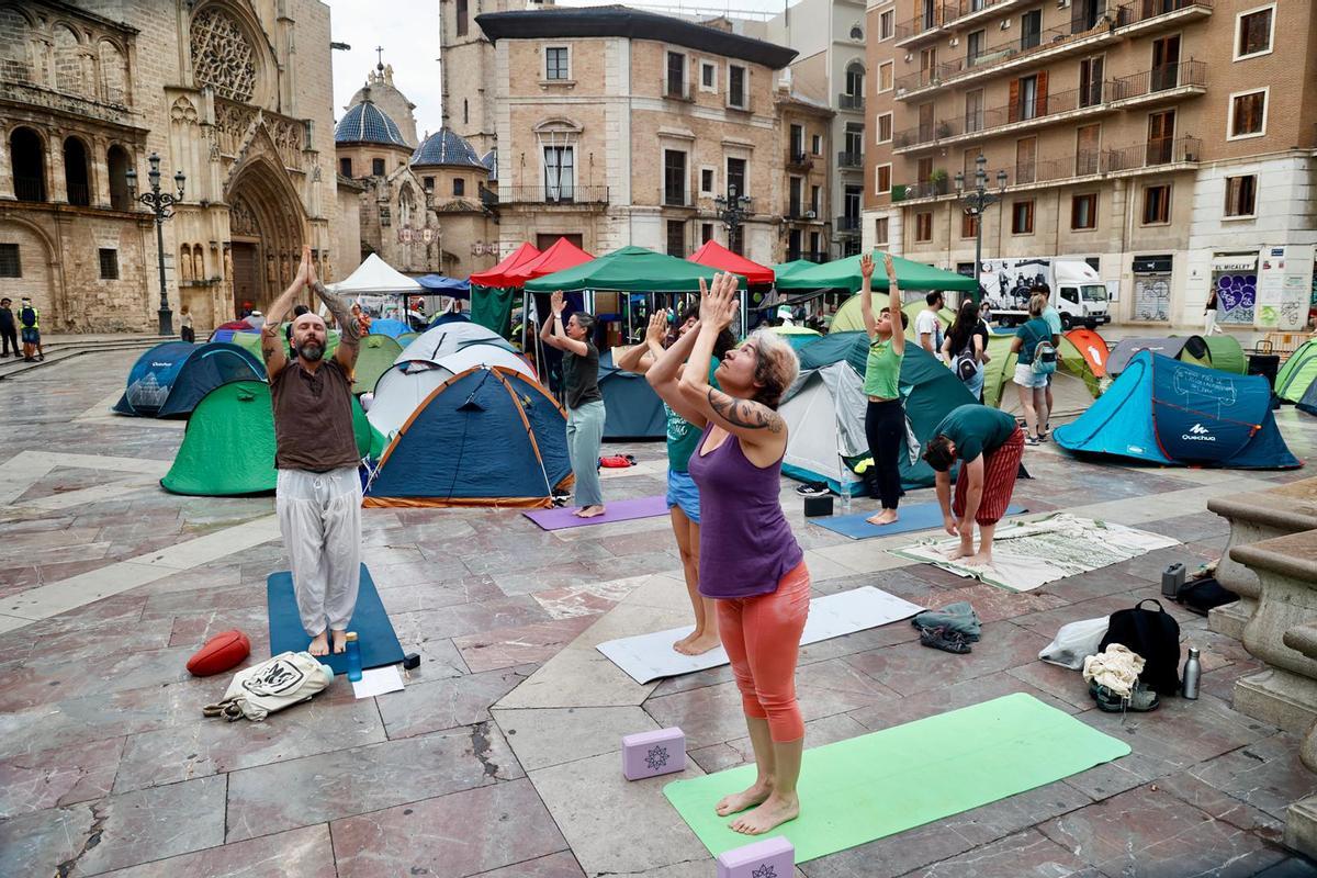 Segundo día de acampada educativa en València: llega la hora de montar el Corpus y acuden furgones de la policía a la plaza de la Virgen