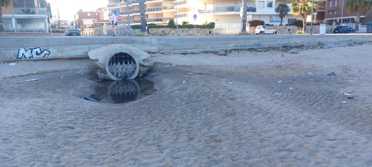 Aguas residuales en la playa de La Paella de Torredembarra