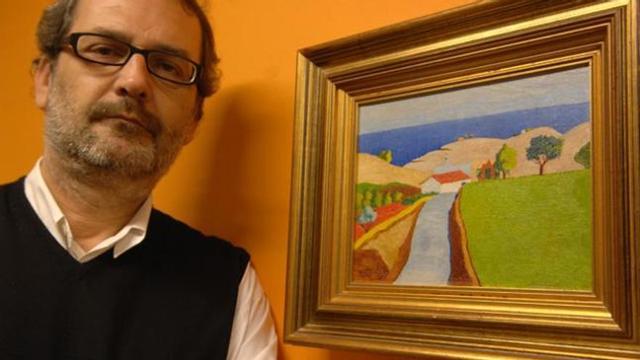 Orlando Franco ante una de las obras de Oramas en la exposición 'Irradiaciones', en el Cicca en 2008. | lp / dlp