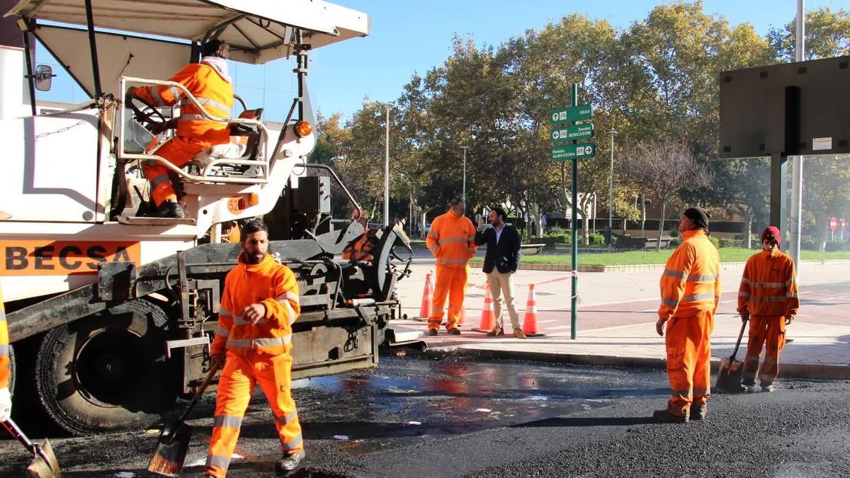 El concejal de Urbanismo, Sergio Toledo, inspecciona la obra de asfaltado de la avenida Hermanos Bou, que ya ha comenzado.