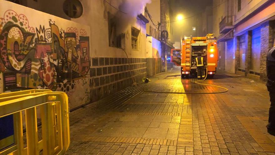 Doce evacuados en un incendio en la antigua comisaría de la Policía Nacional de Doctor Miguel Rosas