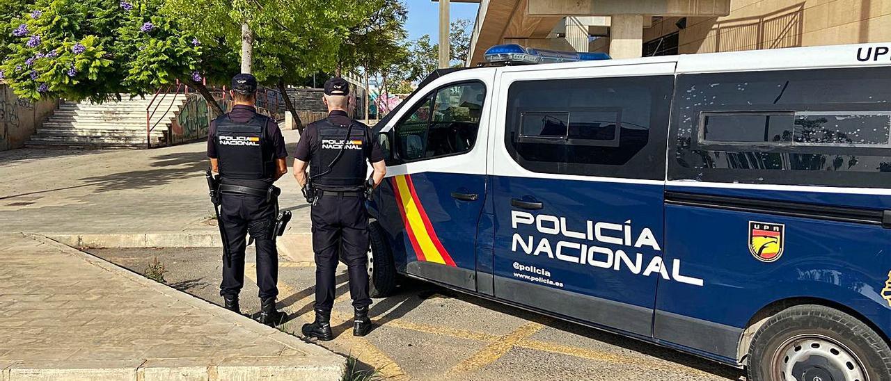 Dos policías nacionales de Alicante en el lugar donde ocurrieron los hechos. | INFORMACIÓN