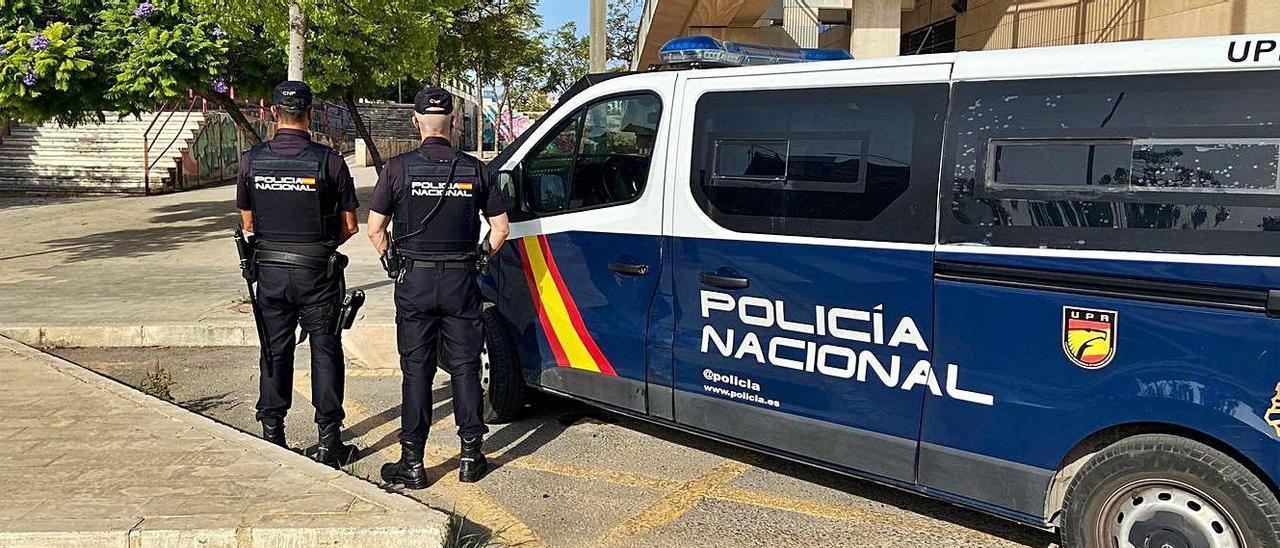 Dos policías nacionales de Alicante en el lugar donde ocurrieron los hechos. | INFORMACIÓN