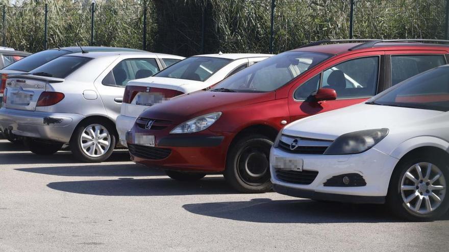 Coches en un depÃ³sito de vehÃ­culos.