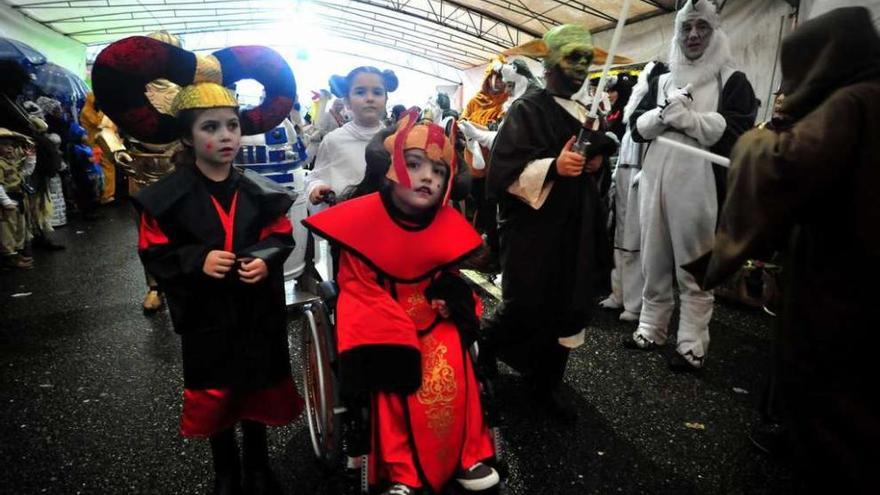 Varios niños durante el desfile del Entroido. // Iñaki Abella