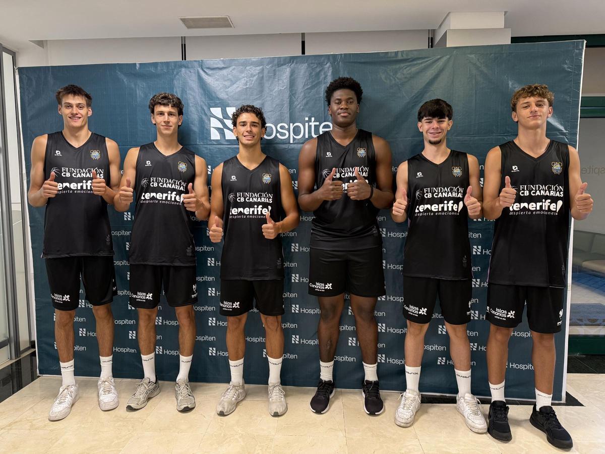 Varios de los jugadores del Fundación CB Canarias, en los reconocimientos médicos.