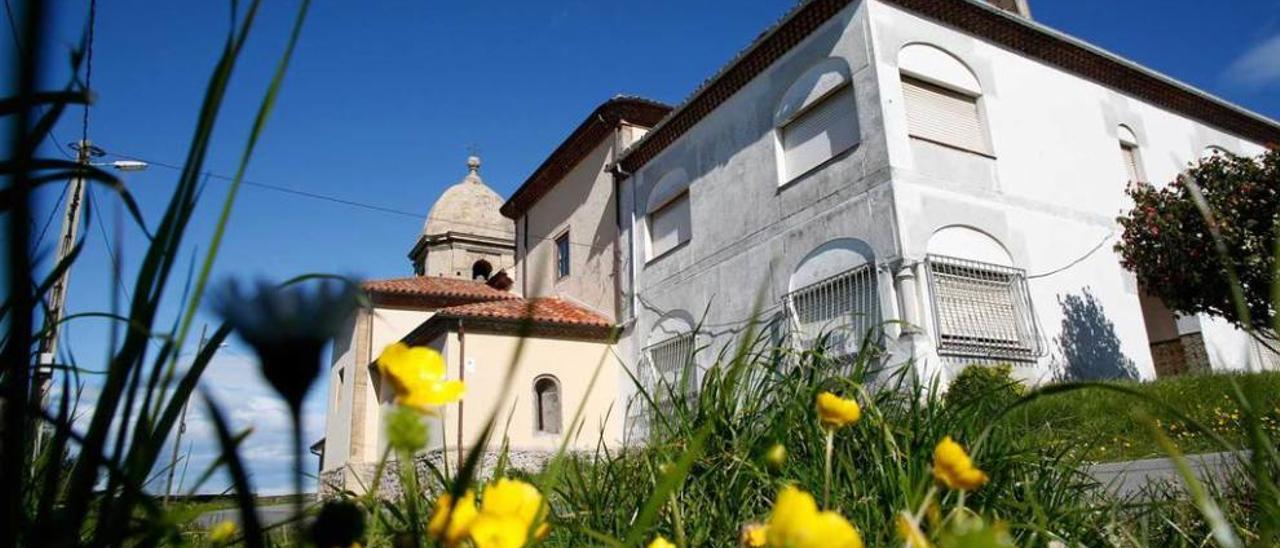 La iglesia de San Martín de Laspra y la casa rectoral.