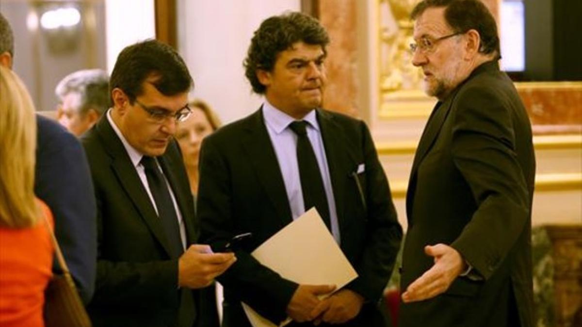 Rajoy, ayer en el Congreso, con el secretario de Estado José Luis Ayllón (izquierda) y su jefe de Gabinete, Jorge Moragas.