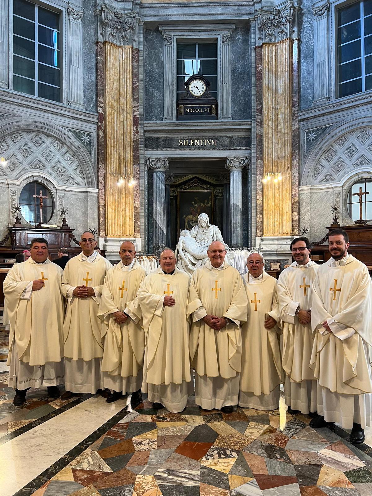 Los sacerdotes malagueños que han auxiliado en la misa: José Amalio González, Manuel Jiménez, Salvador Guerrero, Manuel Ángel Santiago, Antonio Collado, Carlos Acosta y Juan Carlos Millán José Miguel Porras