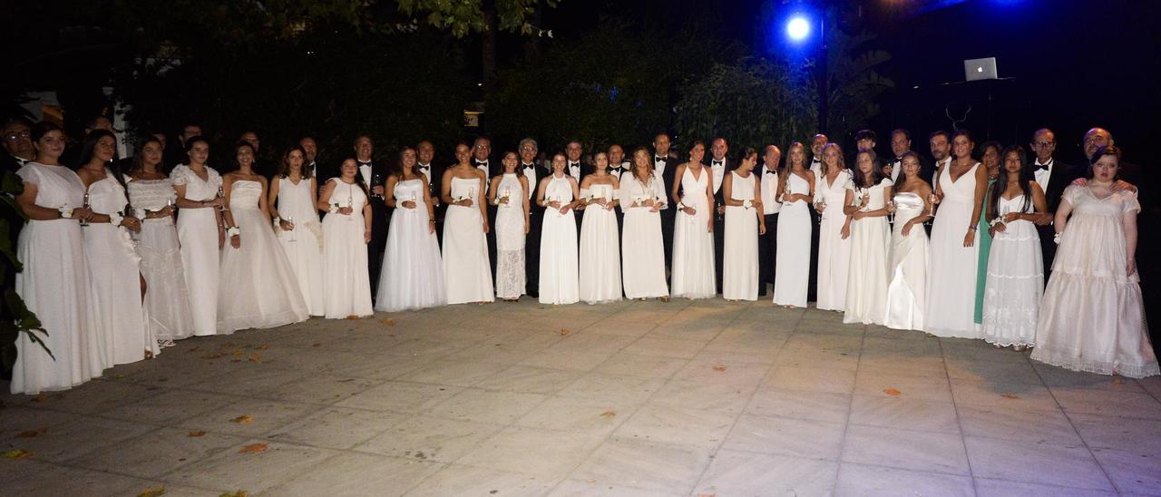 Las 22 jóvenes protagonistas de la cena-baile, con sus padrinos