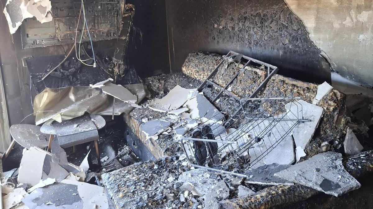 L'interior del pis d'Empuriabrava afectat pel foc.