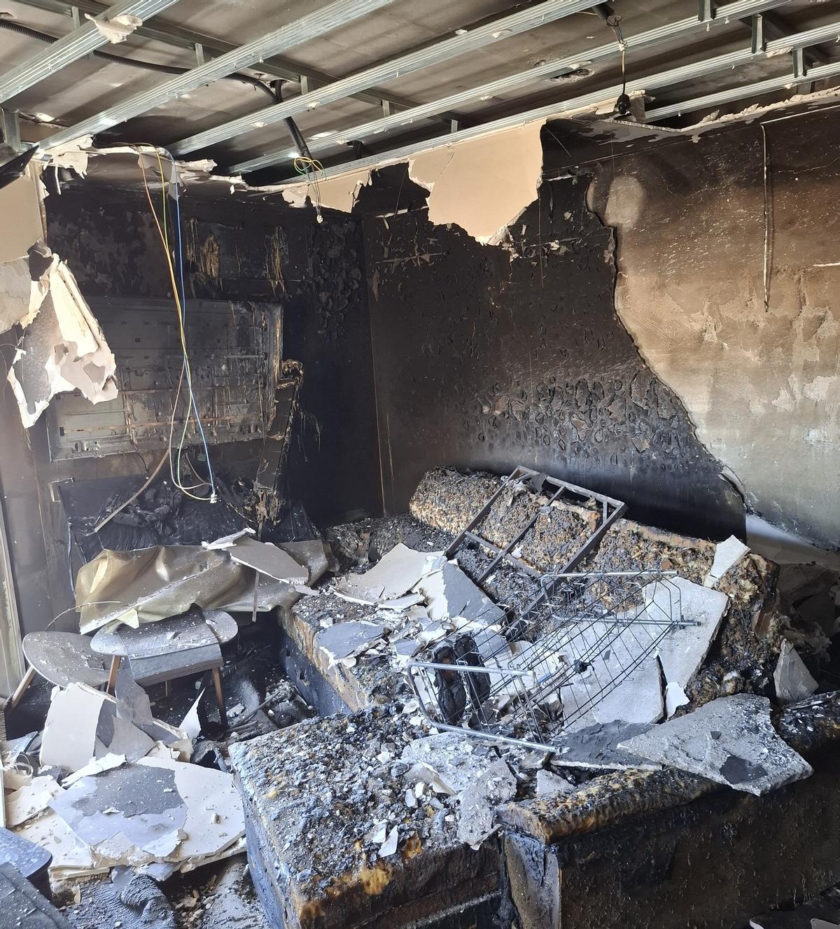 L'interior del pis d'Empuriabrava afectat pel foc.