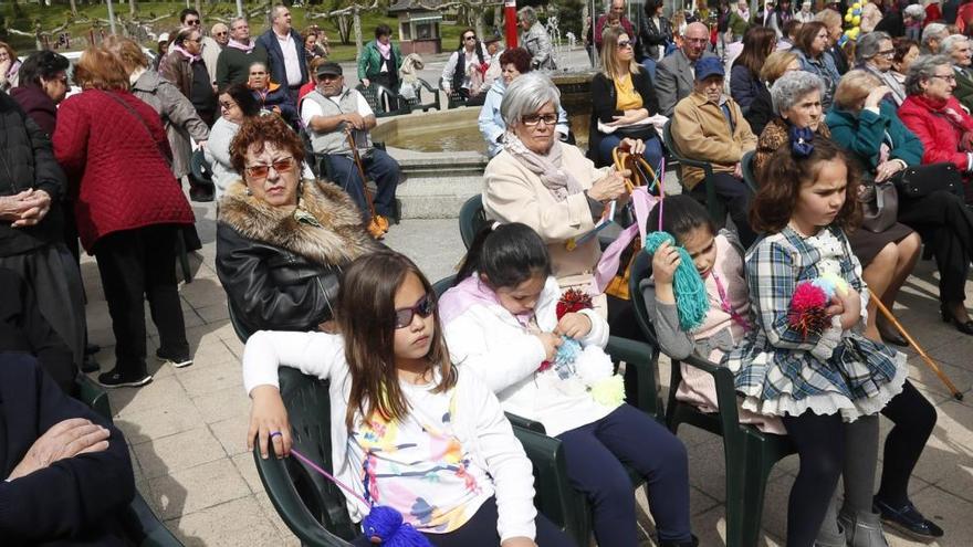 Público en una pasada edición de la Semana Solidaria de Llaranes