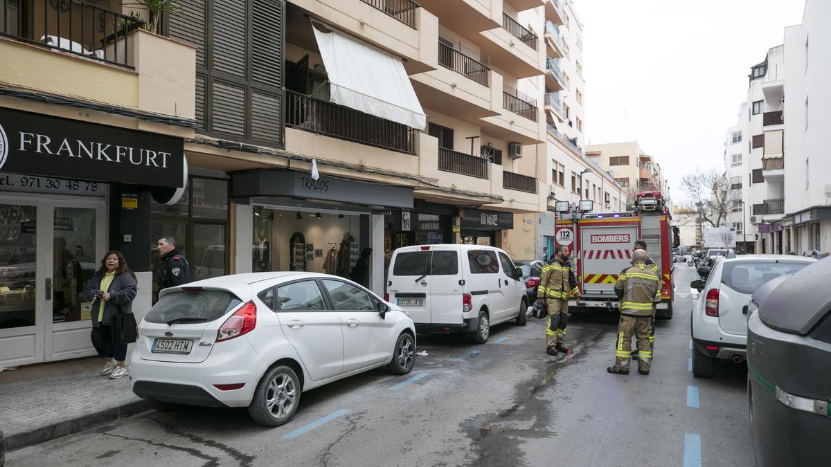 El incendio se ha desarrollado en la terraza de una primera planta.