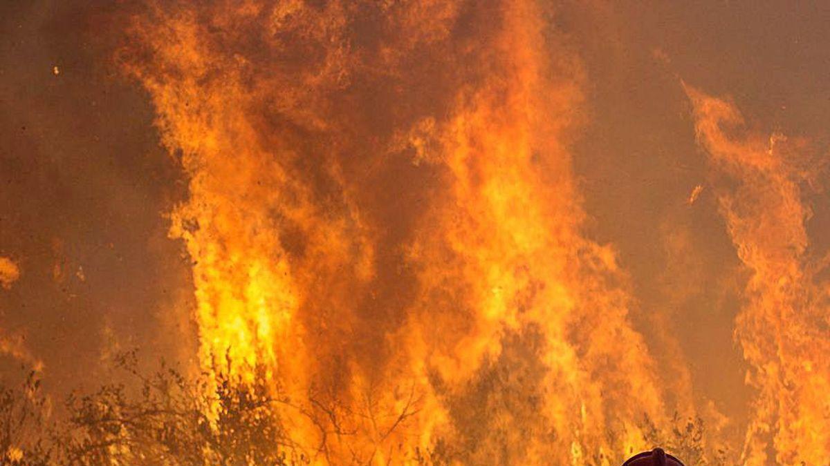 Un bombero forestal, en un incendio en Cualedro.