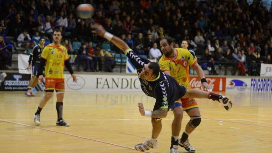 Fernando Eijo lanza a puerta en un partido de la pasada temporada. // Gonzalo Núñez