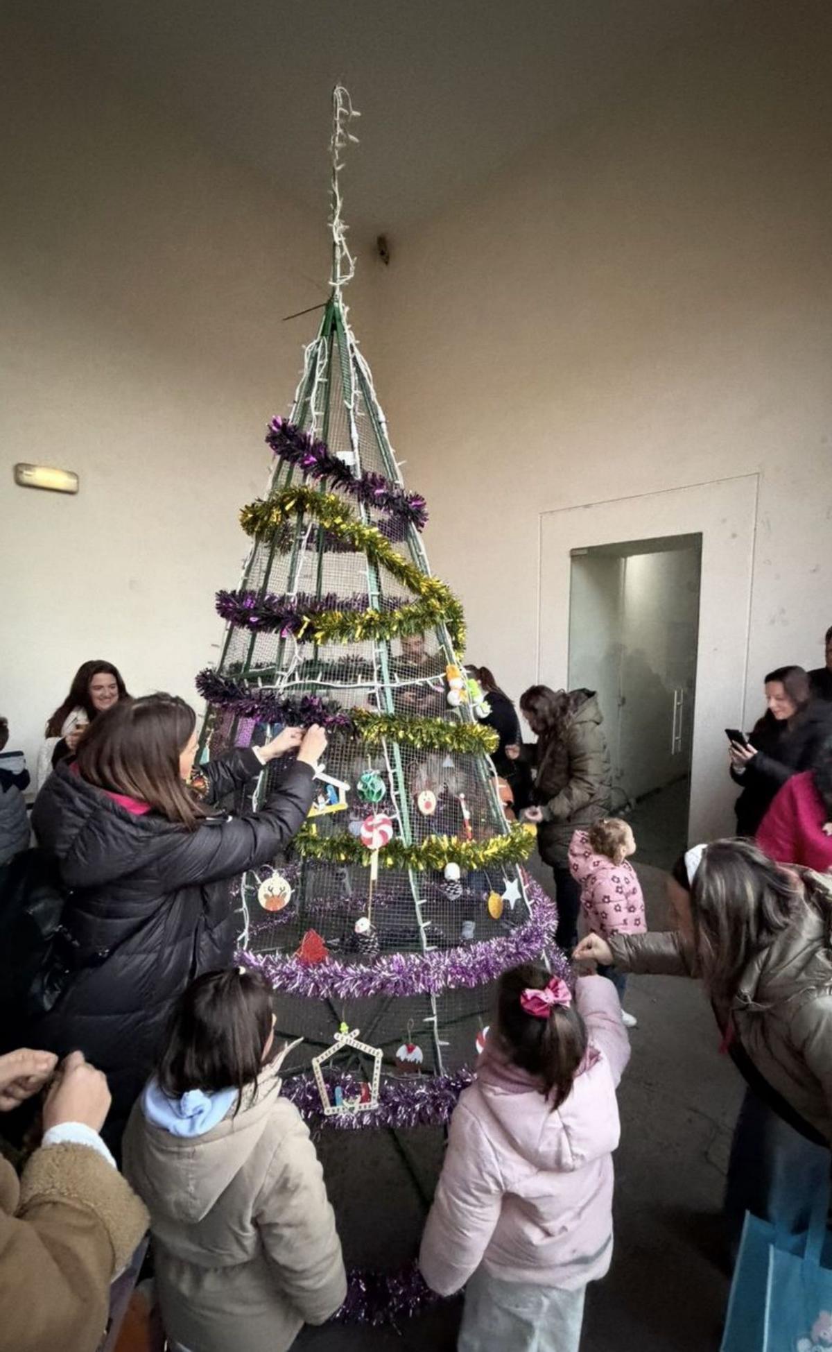 Los niños y niñas dieron color al árbol de Morata.  | SERVICIO ESPECIAL