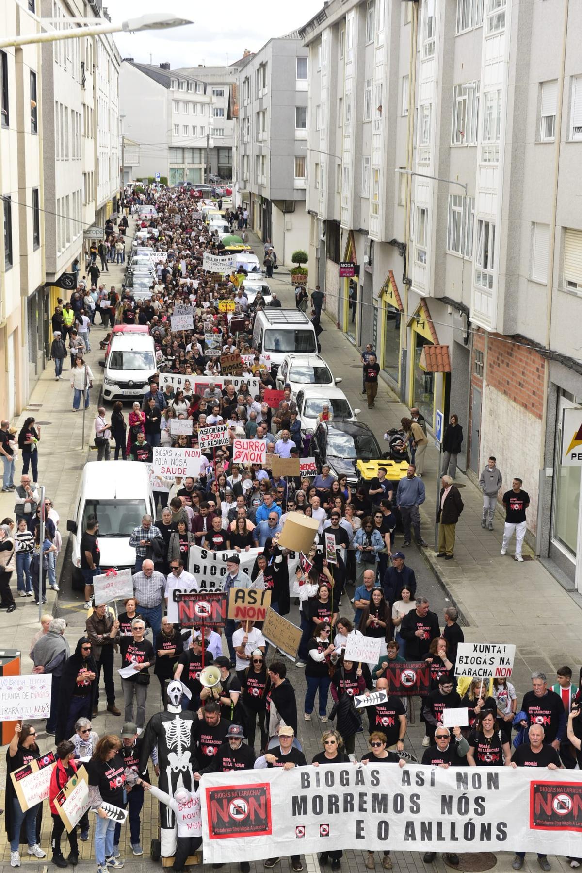 Manifestación multitudinaria en A Laracha contra la planta de biogás de Soandres: "A Laracha non se vende"