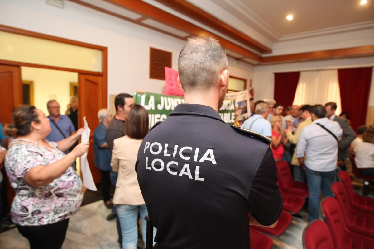 FOTOGALERÍA / Suspendido el Pleno por una protesta de parcelistas