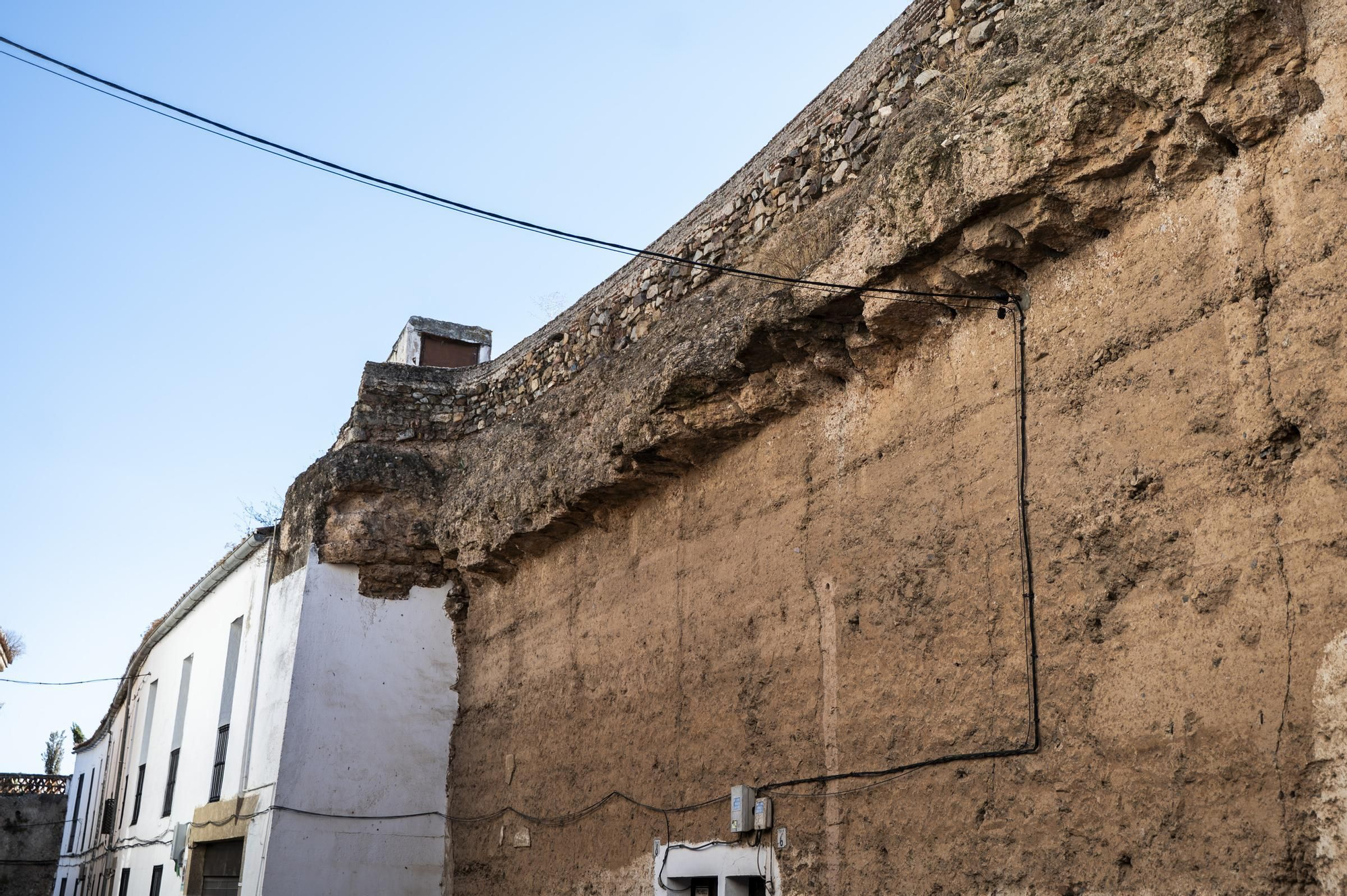 Galería | Primer paso para soterrar los cables de la parte oeste de Intramuros en Cáceres