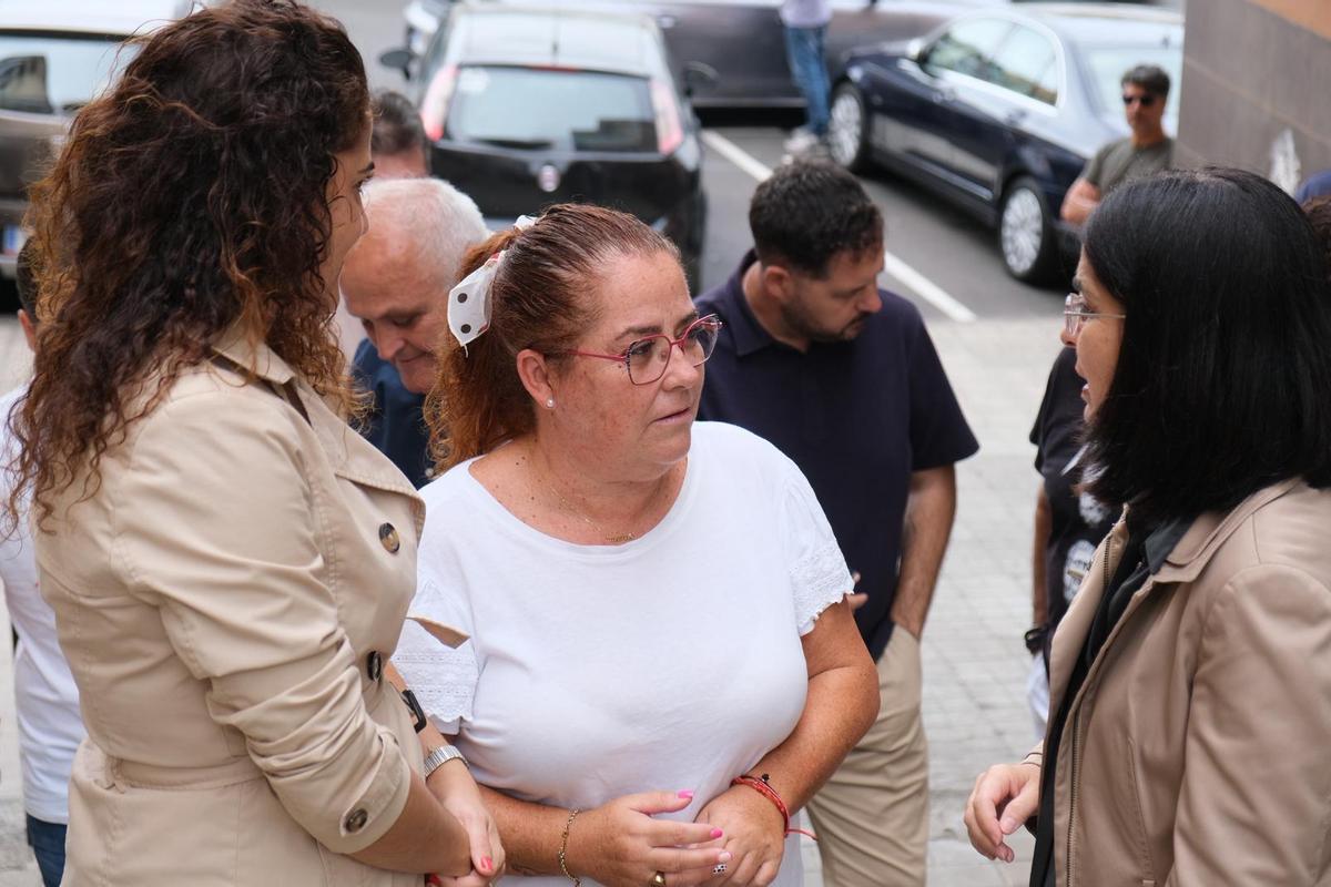 Carolina Darias y Betsaida González dialogan con una vecina del barrio de Schamann