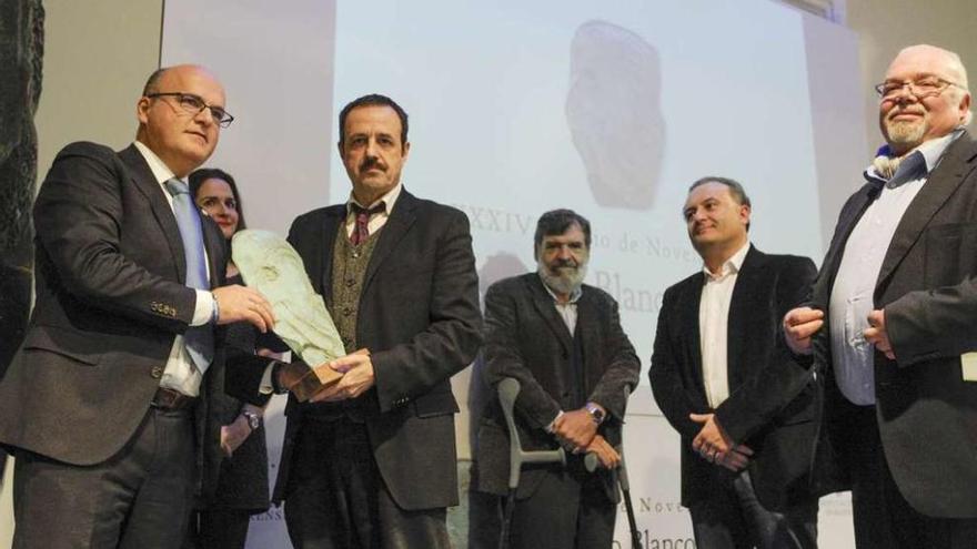 José Manuel Baltar entrega el premio a Xavier Queipo en presencia del jurado. // Brais Lorenzo