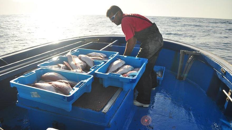 Un pescador durante la faena.