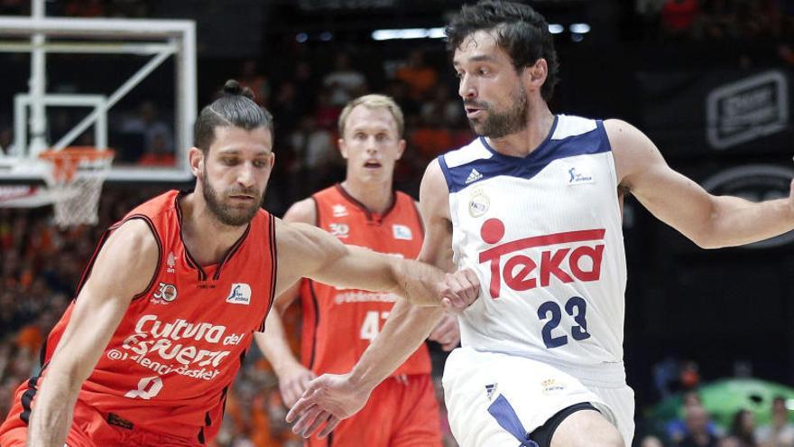 Antoine Diot bota el balón ante en Sergio Llull.