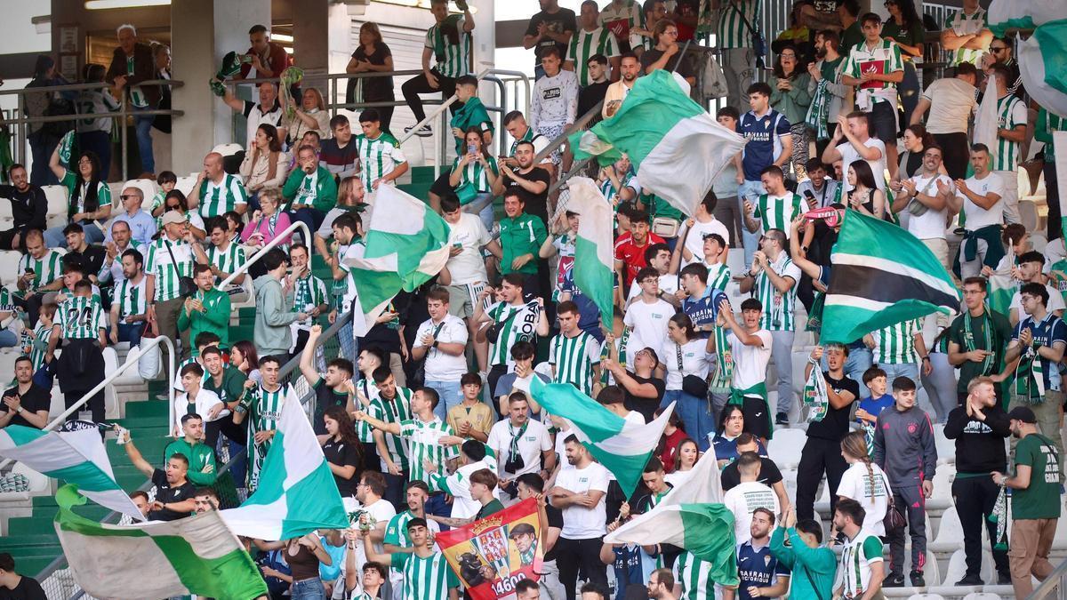 Un grupo de aficionados animan en El Arcángel.