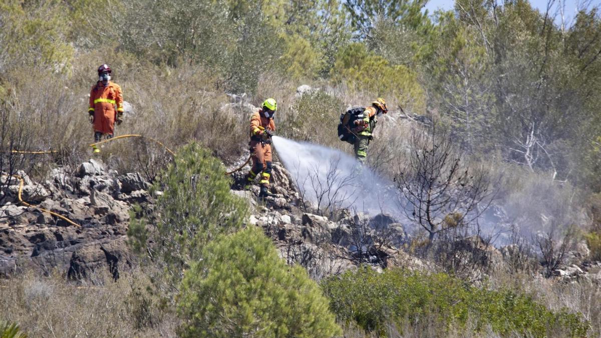 Imagen de archivo de varios bomberos forestales trabajando en un incendio anterior declarado en Barxeta.