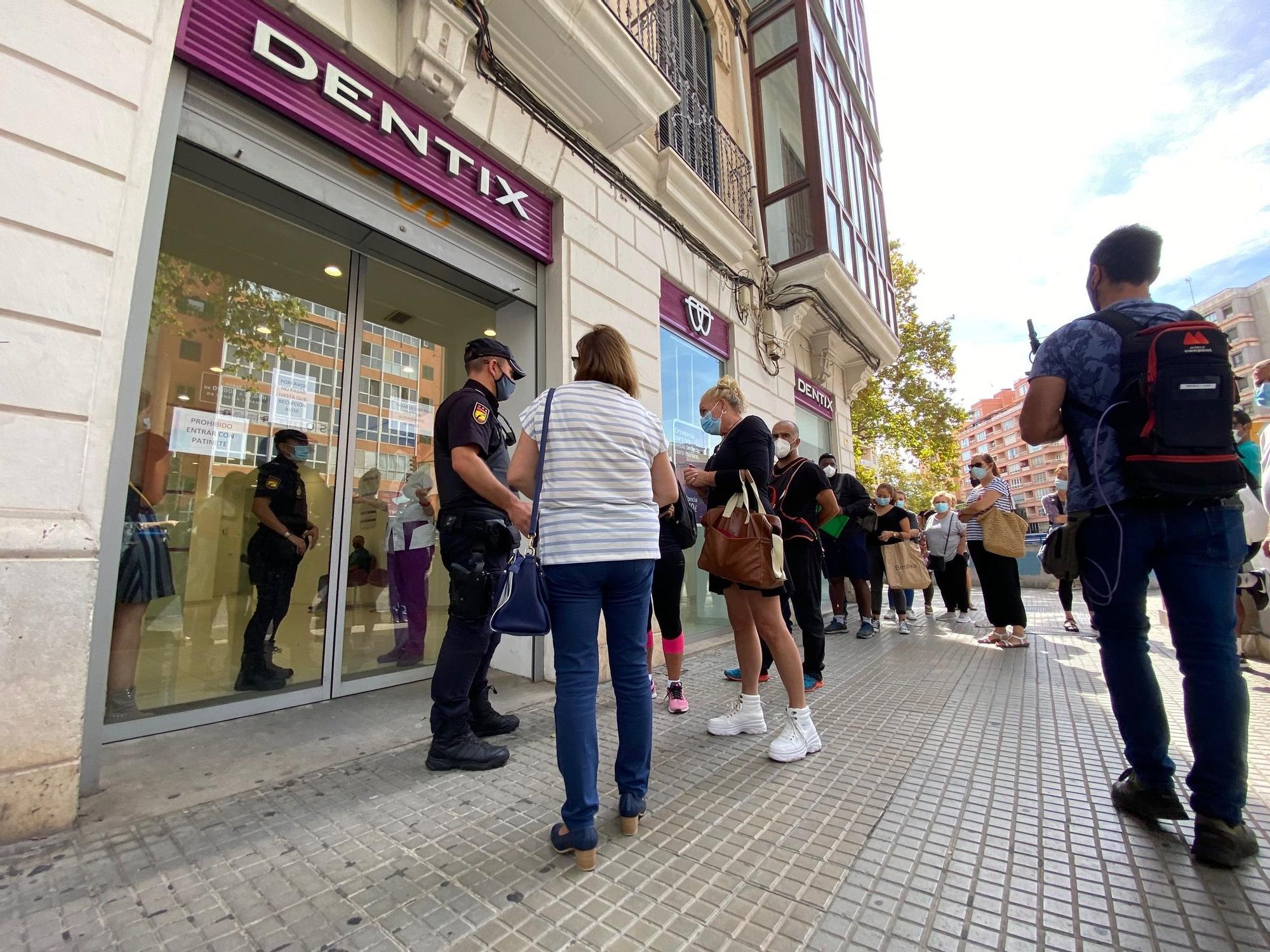 Quiebra de Dentix: Aluvión de protestas de pacientes afectados frente a la clínica de Avenidas