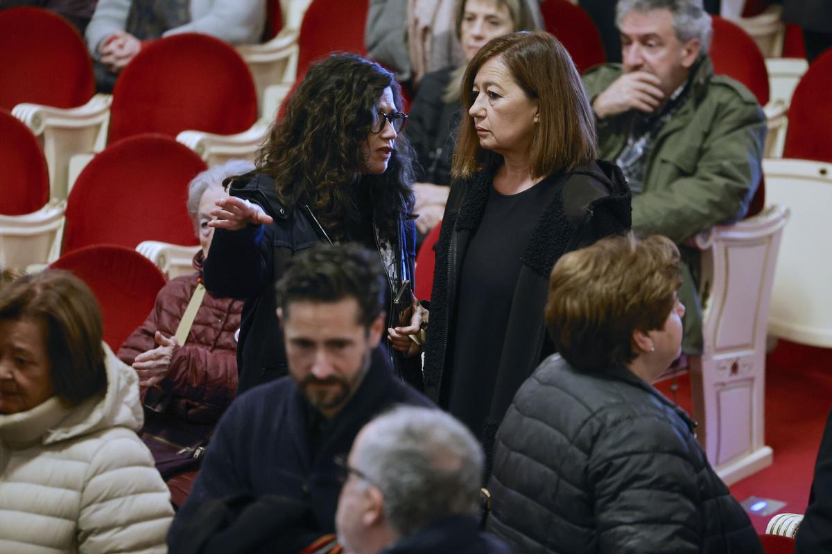 La presidenta del Congreso, Francina Armengol (2d), asiste a la capilla ardiente de la actriz Marisa Paredes en el Teatro Español en Madrid este miércoles. La artista falleció a los 78 años este martes, 17 de diciembre. EFE/Zipi