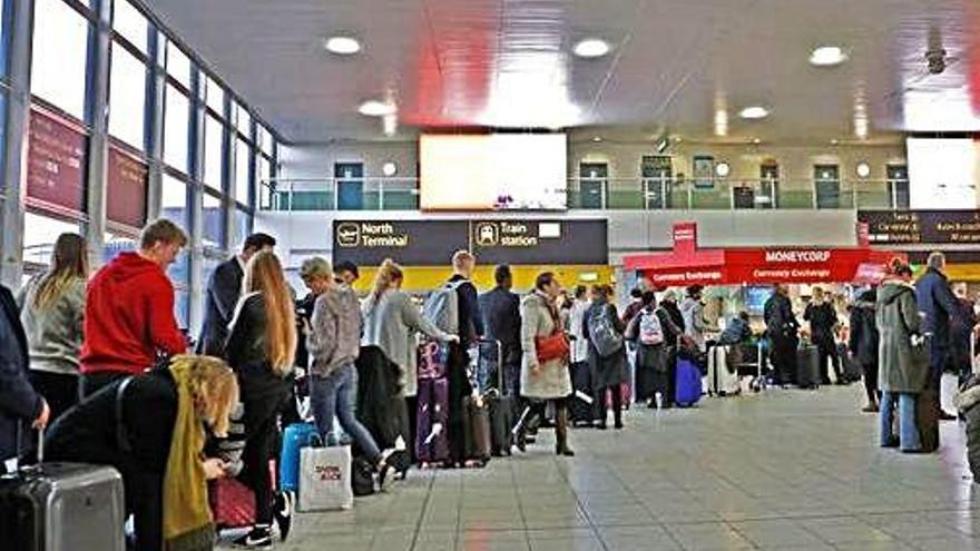 L&#039;aeroport de Gatwick va registrar enormes cues en un dia de caos.