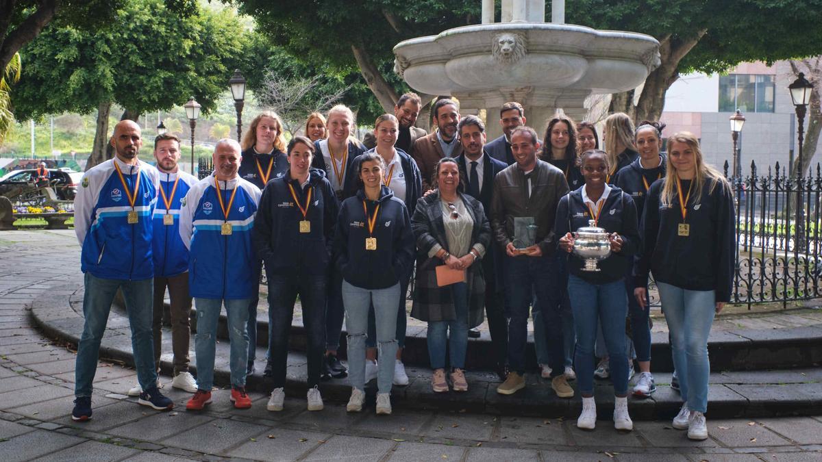 Las jugadoras del Haris posaron con el trofeo en la fuente de la plaza del Adelantado después de la recepción en el ayuntamiento.