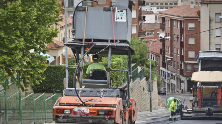 La legionela obliga a efectuar el asfaltado en Alcoy con maquinaria adaptada.