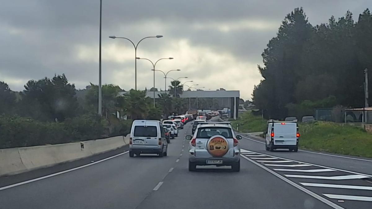 Atasco en el carretera de Sant Antoni.