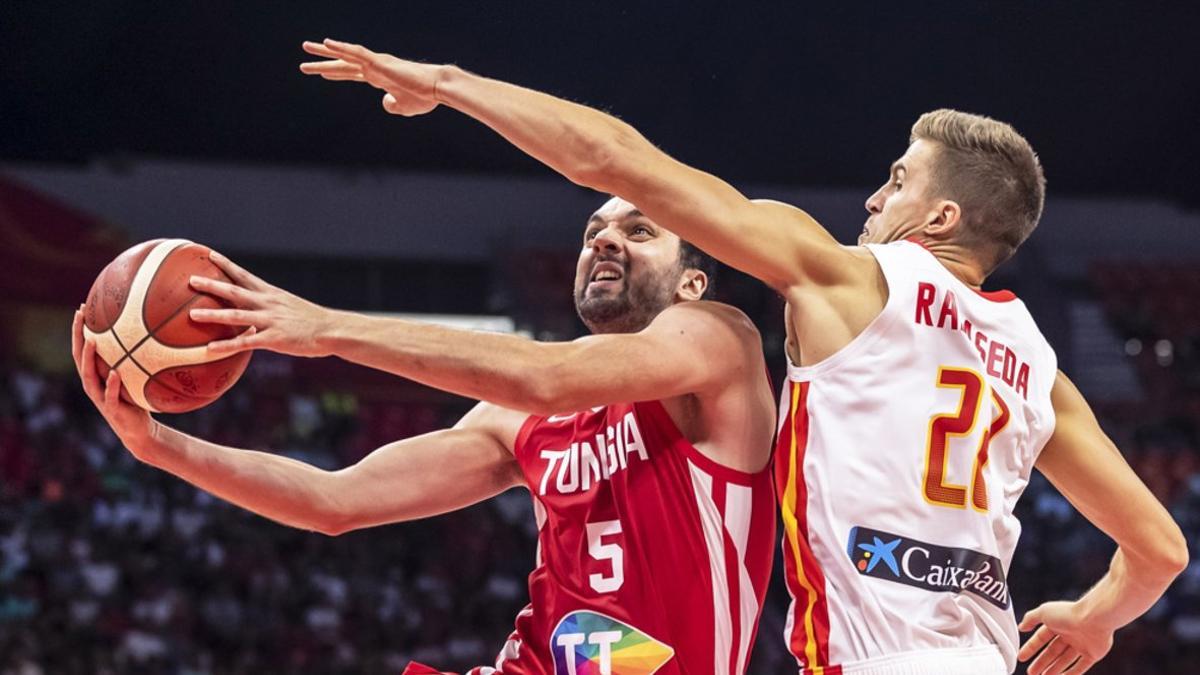 Ziyed Chennoufi (I) de Túnez en acción contra Xavier Rabaseda (D) de España durante el partido del grupo C del Mundial de Baloncesto entre España y Túnez en Guangzhou, China.