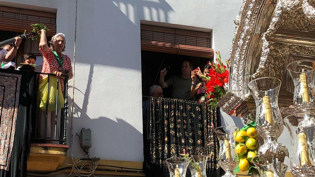 Carmelita Flores tirando romero al Simpecado de Triana