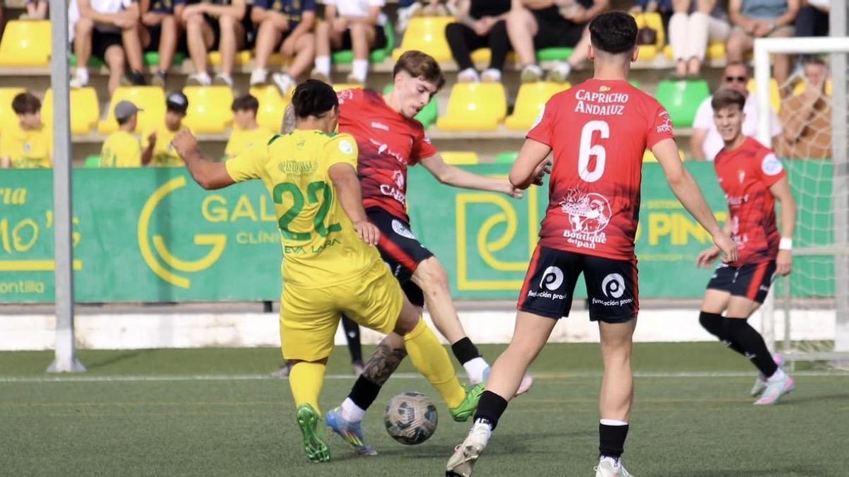 Lance del encuentro entre el Montilla-Egabrense en el partido de ida de la final de 'play off' a Tercera RFEF.