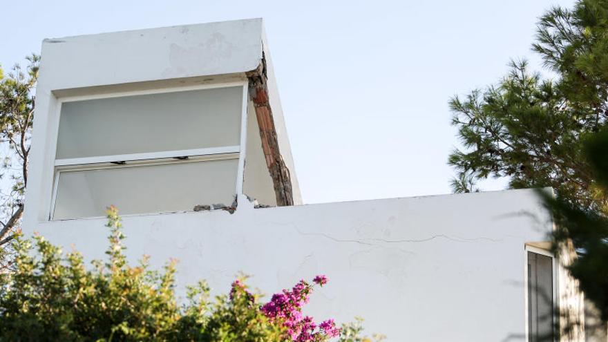 Imagen de las estructuras superiores de la vivienda en la que se aprecia un lateral derribado.