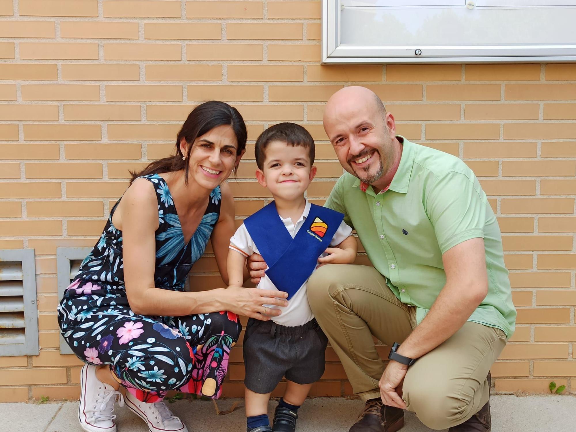 José y Maca, con su hijo Miguel, de 6 años.