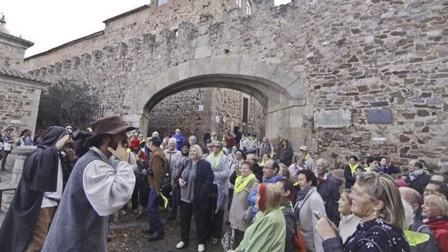 Los turistas valoran la conservación del casco antiguo, la limpieza y los precios de Cáceres
