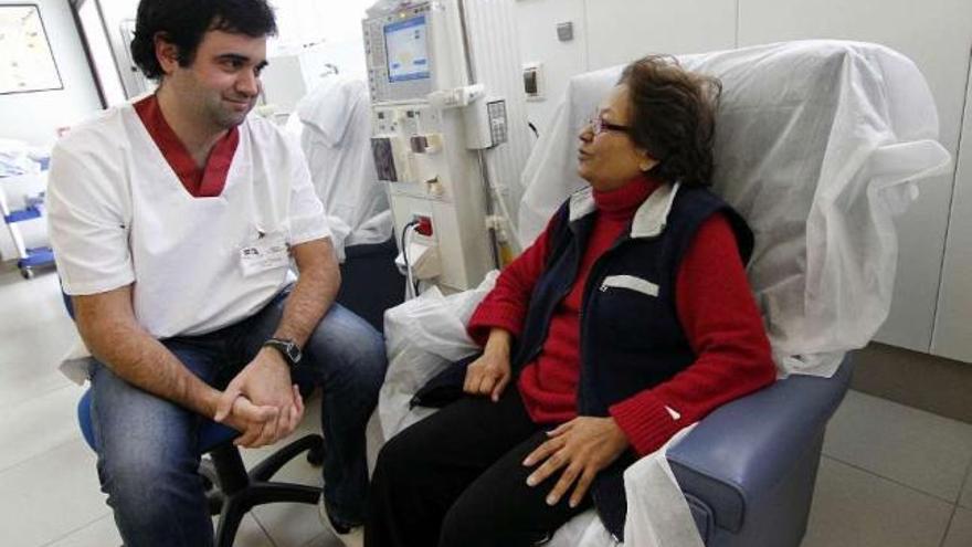 El psicólogo José Luis  Santos con la paciente Margarita Cartas en la Fundación Renal, en Vigo.  // Santomé